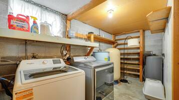 House (5 Bedrooms) | Interior