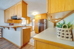 Interior - Sip, Fish, Golf & Hike: Group-friendly Quincy Home (Quincy)