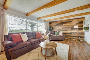 Interior - Sip, Fish, Golf & Hike: Group-friendly Quincy Home (Quincy)