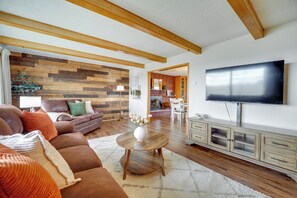 Interior - Sip, Fish, Golf & Hike: Group-friendly Quincy Home (Quincy)