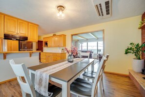 Interior - Sip, Fish, Golf & Hike: Group-friendly Quincy Home (Quincy)