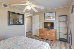 House (3 Bedrooms) | Interior - Walk to Shore! Family-friendly Surfside Beach Gem (Freeport)