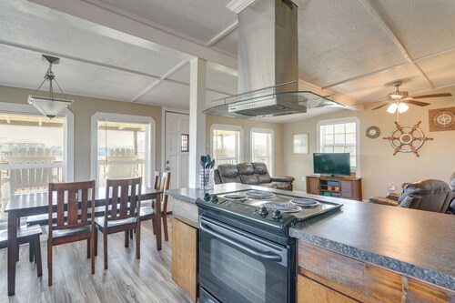 Walk to Shore! Family-friendly Surfside Beach Gem