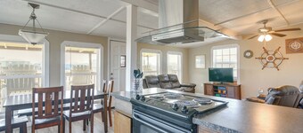 Walk to Shore! Family-friendly Surfside Beach Gem