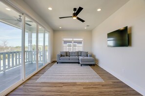 Interior - < 1 Mi to Texas A&m: Group Getaway w/ Balcony! (College Station)