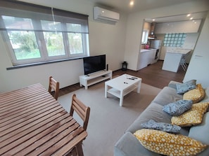 TV - Cascais, Family retreat in a 2-bedroom apartment (Alcabideche)