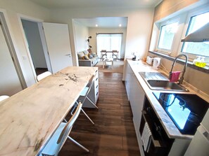 Réfrigérateur, four, lave-vaisselle, cafetière/bouilloire