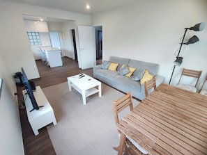 TV - Cascais, Family retreat in a 2-bedroom apartment (Alcabideche)