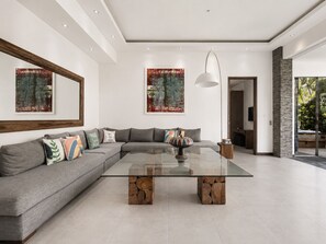 TV, offices - Splendid Villa 3Br Center Seminyak (Kuta Utara)