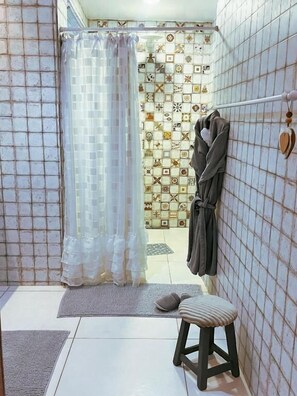 Family Suite | Bathroom | Shower, free toiletries, hair dryer, slippers - Pousada Recanto da Família (Natal)