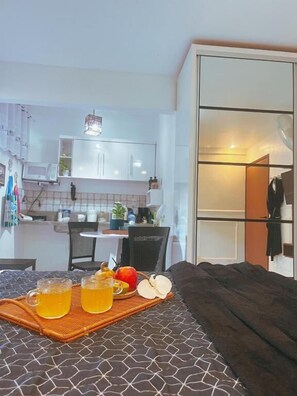 Family Suite | Private kitchen | Mini-fridge, microwave, cookware/dishes/utensils - Pousada Recanto da Família (Natal)