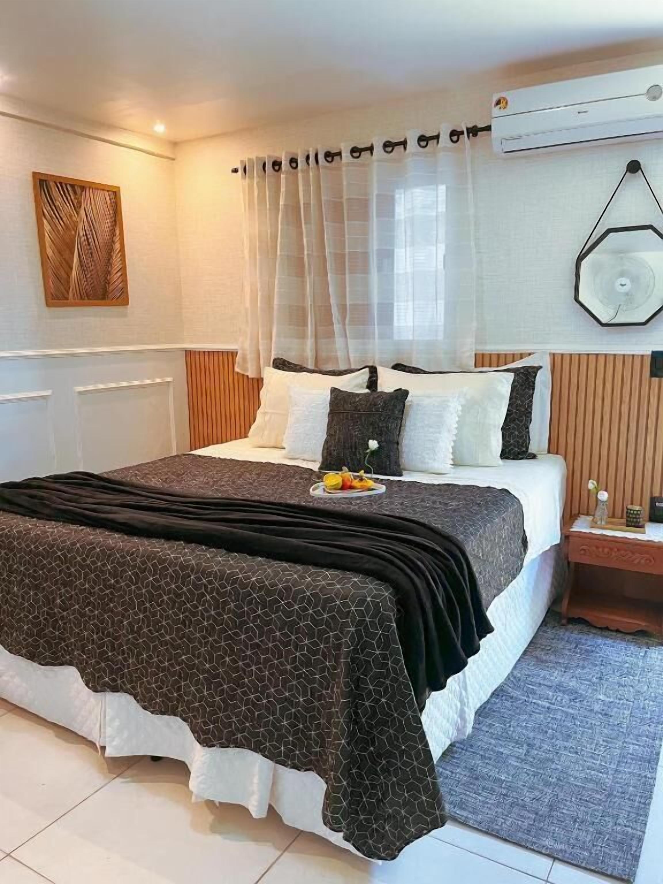 Perhesviitti | Tallelokero huoneessa, pimennysverhot, silitysrauta/-lauta