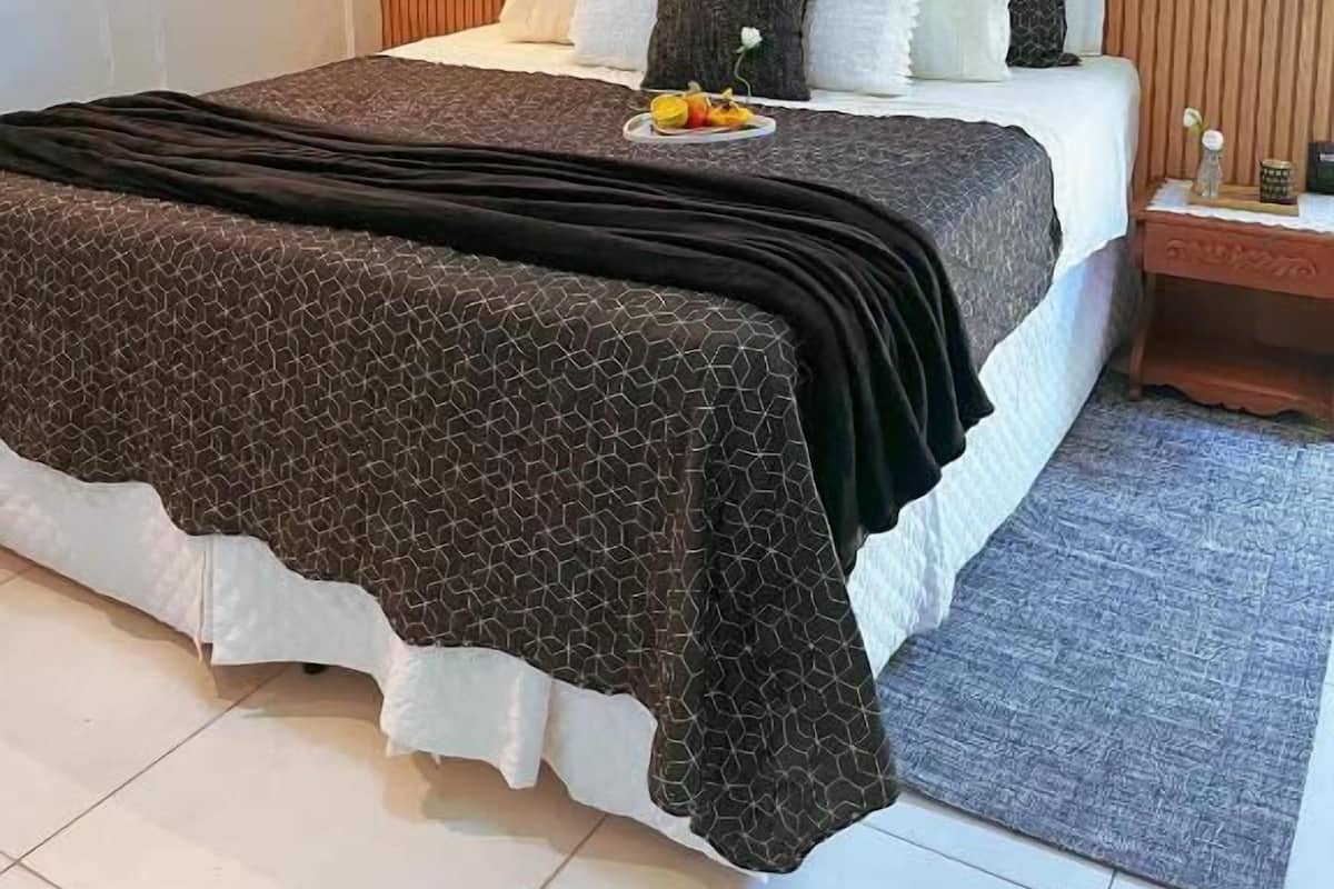 Perhesviitti | Tallelokero huoneessa, pimennysverhot, silitysrauta/-lauta