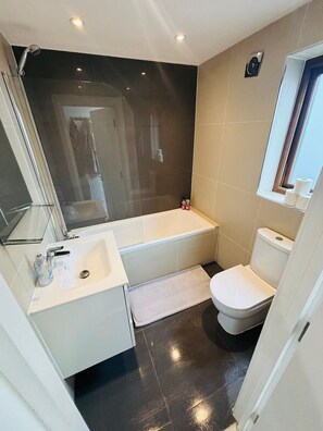 Hair dryer, towels, soap, toilet paper - Amazing 2 Bed Bath Flat with London Eye View LM7 (London)