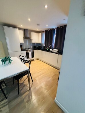 Private kitchen - Amazing 2 Bed Bath Flat with London Eye View LM7 (London)
