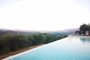 A heated pool - Royal Villait is a rural residence, reserved only for lovers of Silence, of Olive trees but above all of the breathtaking panorama of the city of Lucca.It is located in the hills south / south west of Lucca, well exposed to the sun, 10 minutes from the (Lucca)