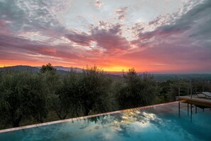 A heated pool - Royal Villait is a rural residence, reserved only for lovers of Silence, of Olive trees but above all of the breathtaking panorama of the city of Lucca.It is located in the hills south / south west of Lucca, well exposed to the sun, 10 minutes from the (Lucca)