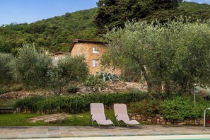 Property grounds - Royal Villait is a rural residence, reserved only for lovers of Silence, of Olive trees but above all of the breathtaking panorama of the city of Lucca.It is located in the hills south / south west of Lucca, well exposed to the sun, 10 minutes from the (Lucca)