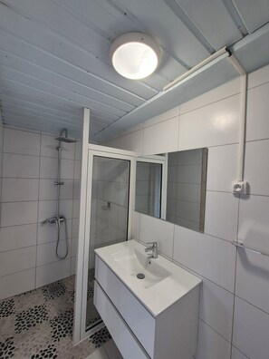 Serviettes fournies, papier toilette