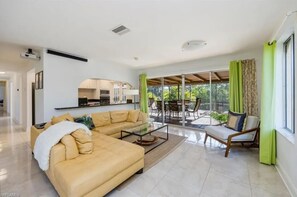 Smart TV - Manatees, kayaks, bikes, heated pool & canal, 4 min to the beach, 4 BR.  Luv it! (Bonita Springs)