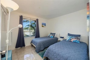 4 bedrooms, free WiFi, bed sheets, wheelchair access - Manatees, kayaks, bikes, heated pool & canal, 4 min to the beach, 4 BR. Luv it! (Bonita Springs)