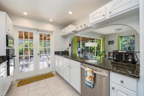 Manatees, kayaks, bikes, heated pool & canal, 4 min to the beach, 4 BR.  Luv it!