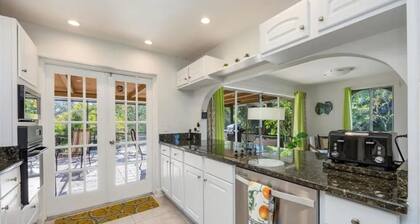 Manatees, kayaks, bikes, heated pool & canal, 4 min to the beach, 4 BR. Luv it!