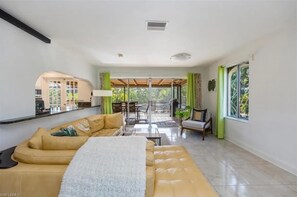 Smart TV - Manatees, kayaks, bikes, heated pool & canal, 4 min to the beach, 4 BR.  Luv it! (Bonita Springs)