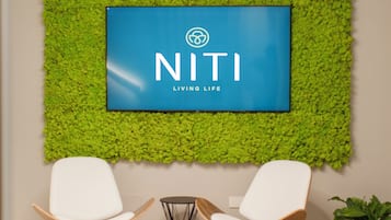 Coin salon dans le hall