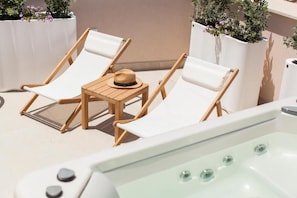 Outdoor spa tub - Niti Palace (Castellammare del Golfo)