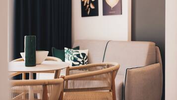 Studio Deluxe, bain à remous, vue mer | Coin séjour
