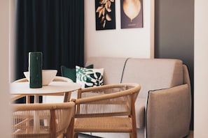 Deluxe Studio, Hot Tub, Sea View | Living area - Niti Palace (Castellammare del Golfo)
