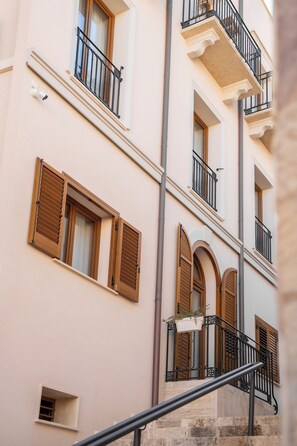 Vista frontal de la propiedad