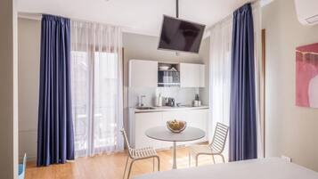 Coffres-forts dans les chambres, fer et planche à repasser