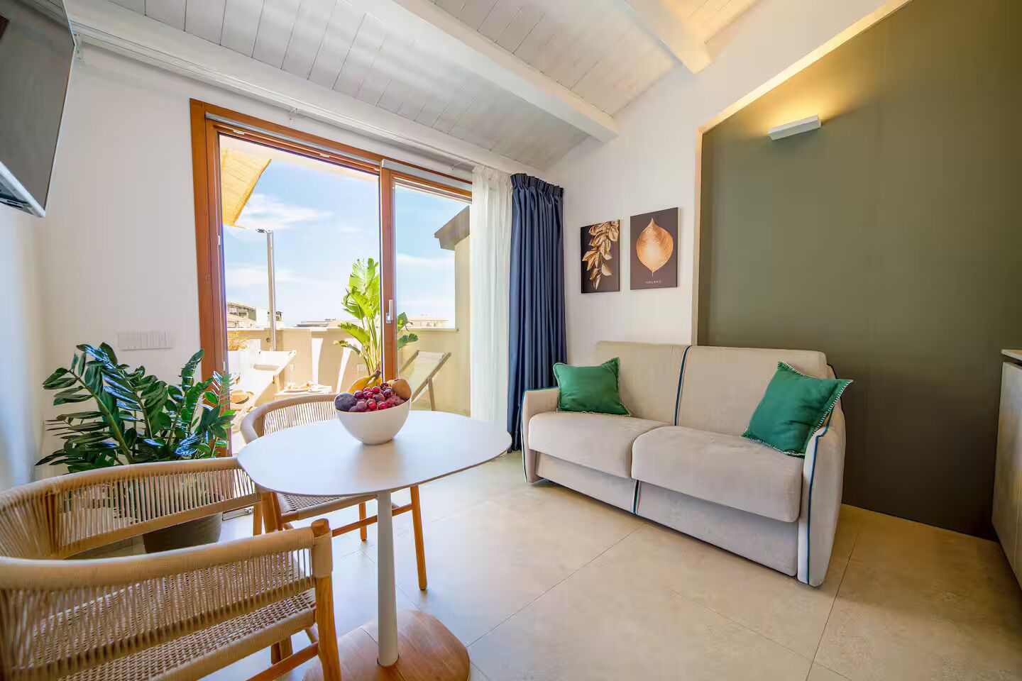 Deluxe Studio, Hot Tub, Sea View | Ruang tamu