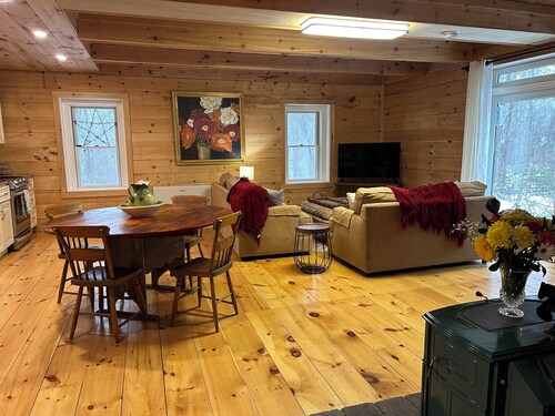 New Listing!  Peaceful 1 bedroom cottage in charming Tiverton