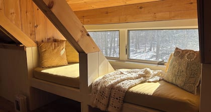 New Listing! Peaceful 1 bedroom cottage in charming Tiverton