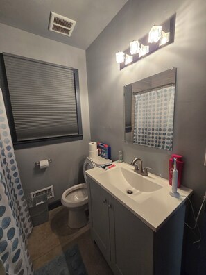 Toallas, jabón, papel de baño 