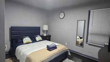 1 dormitorio, tabla de planchar con plancha, wifi y ropa de cama