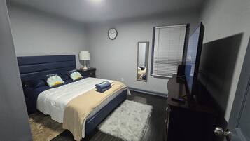 1 dormitorio, tabla de planchar con plancha, wifi y ropa de cama