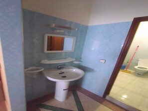 Kamar Twin Klasik, pemandangan teluk | Kamar mandi