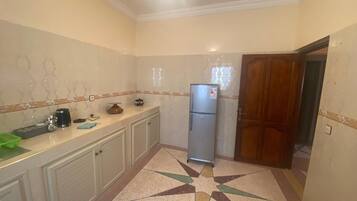 Grand réfrigérateur, four, plaque de cuisson