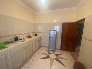 Full-sized fridge, oven, stovetop, cookware/dishes/utensils