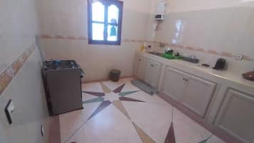 Tomannsrom – classic, utsikt mot bukt | Eget kjøkken | Kjøleskap, ovn, kokeplater og kjøkkenutstyr