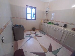 Kamar Twin Klasik, pemandangan teluk | Dapur pribadi | Lemari es besar, oven, kompor, dan peralatan masak/sendok-piring