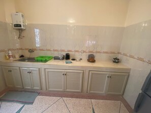 Lemari es besar, oven, kompor, dan peralatan masak/sendok-piring