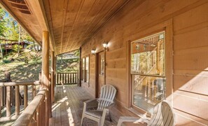 Terrace/patio - Private Hot Tub | Pool Table | 15mins to PF & Gatlinburg (Sevierville)