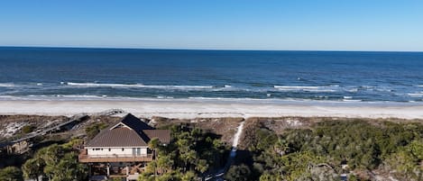 Una playa cerca, arena blanca