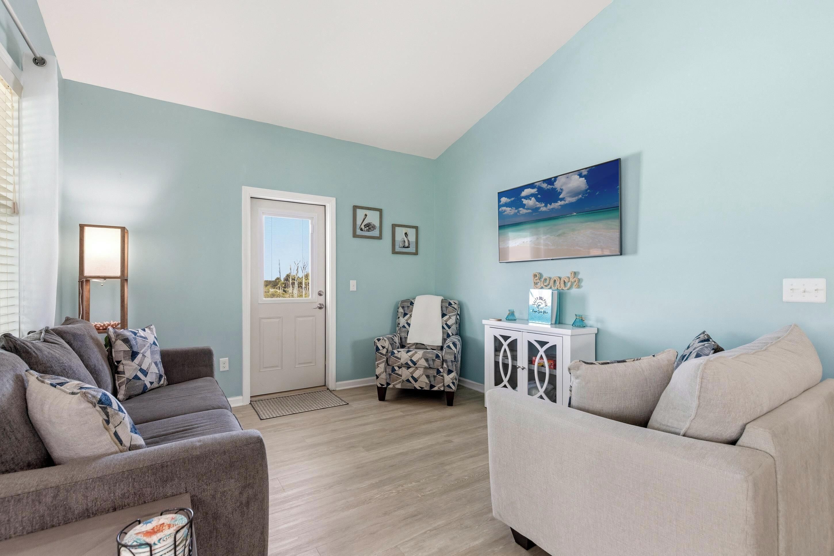 House | Living area | 50-inch Smart TV with digital channels, Netflix, Hulu