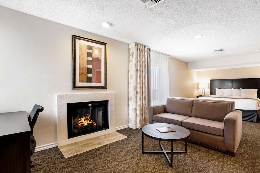 3 Relaxing Suites! Breakfast, Outdoor Pool, Free Parking, Pets Are Welcome! - El Paso, TX